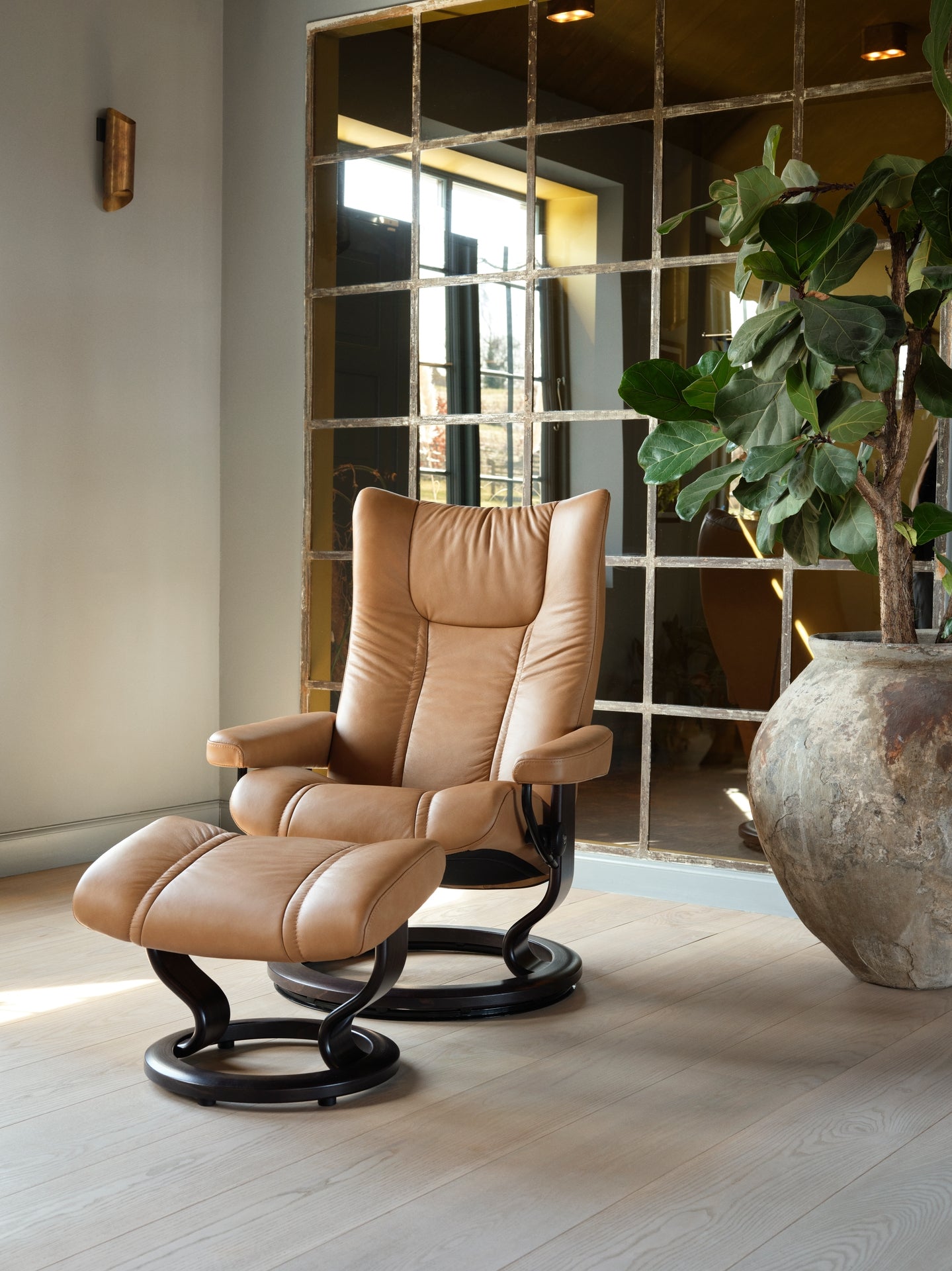 Wing Classic Chair & Ottoman